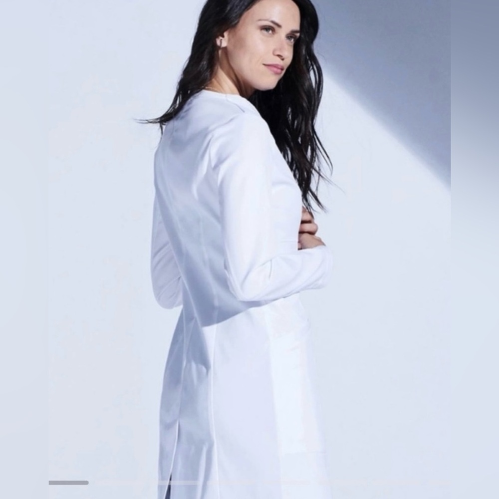 Size 0 xs vera slim fit nurse lab coat jacket white scrub top Medelita fig white